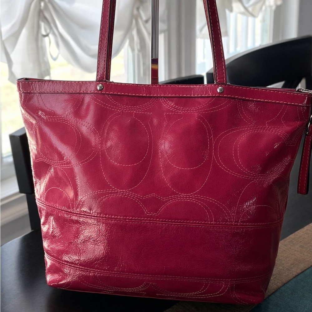 โจ COACH Berry Pink Signature Patent Leather Tote - Iconic stitched "C" pattern - Picture 4 of 16